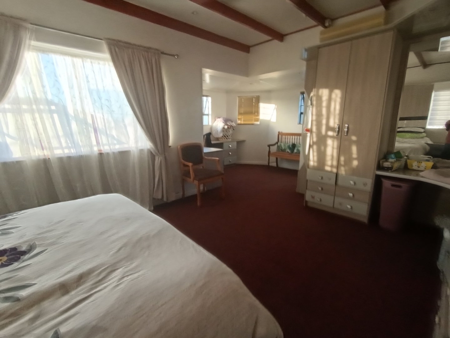 6 Bedroom Property for Sale in Maitland Western Cape